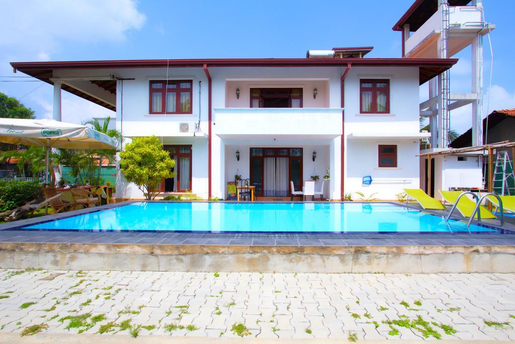 The Blue Beach Guesthouse نيجومبو المظهر الخارجي الصورة