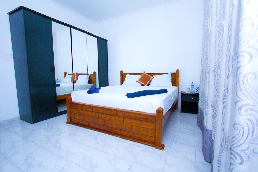 The Blue Beach Guesthouse نيجومبو المظهر الخارجي الصورة