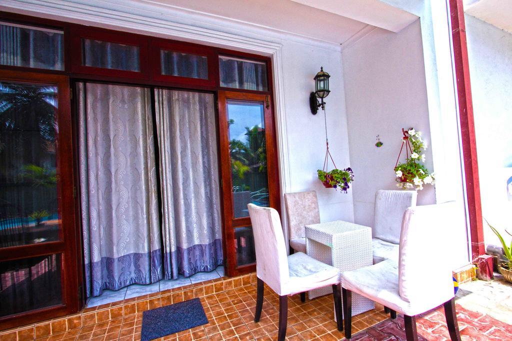 The Blue Beach Guesthouse نيجومبو المظهر الخارجي الصورة