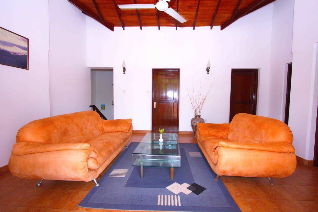 The Blue Beach Guesthouse نيجومبو المظهر الخارجي الصورة