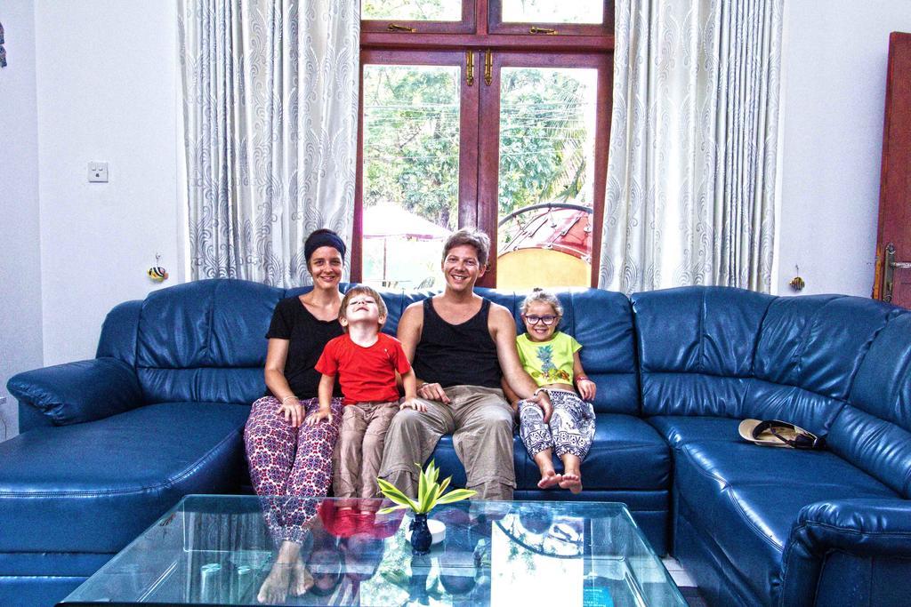 The Blue Beach Guesthouse نيجومبو المظهر الخارجي الصورة