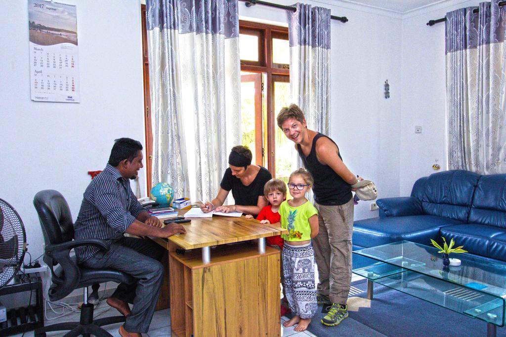 The Blue Beach Guesthouse نيجومبو المظهر الخارجي الصورة