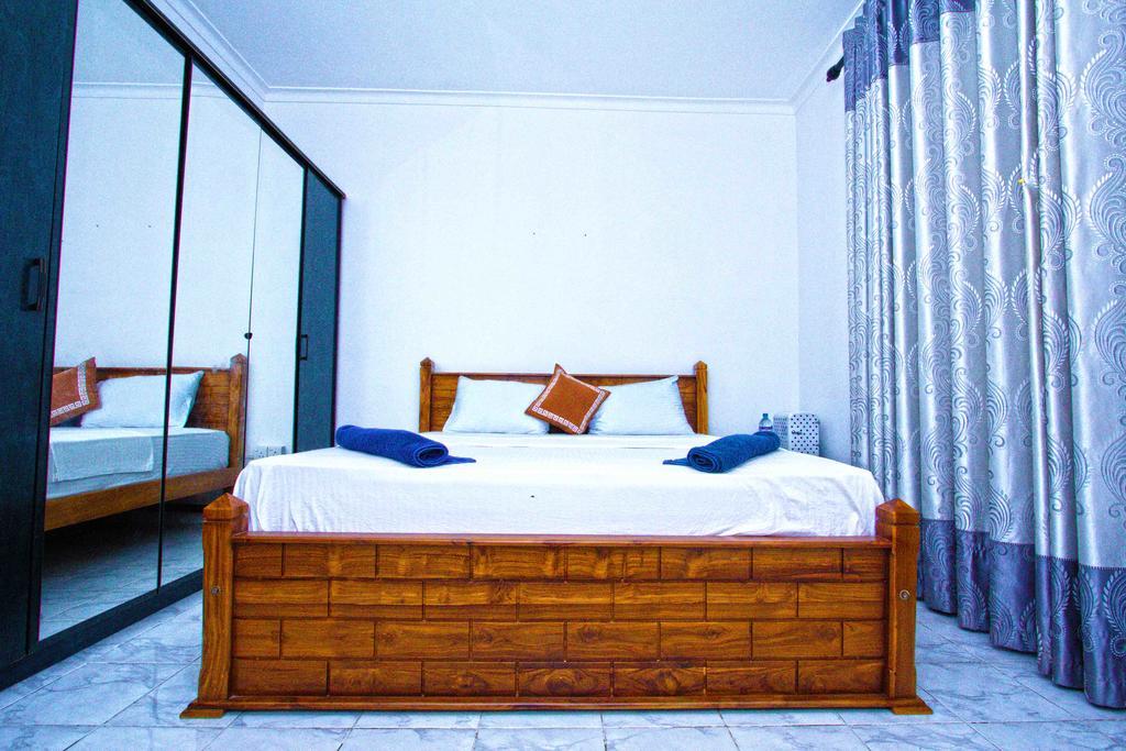 The Blue Beach Guesthouse نيجومبو المظهر الخارجي الصورة