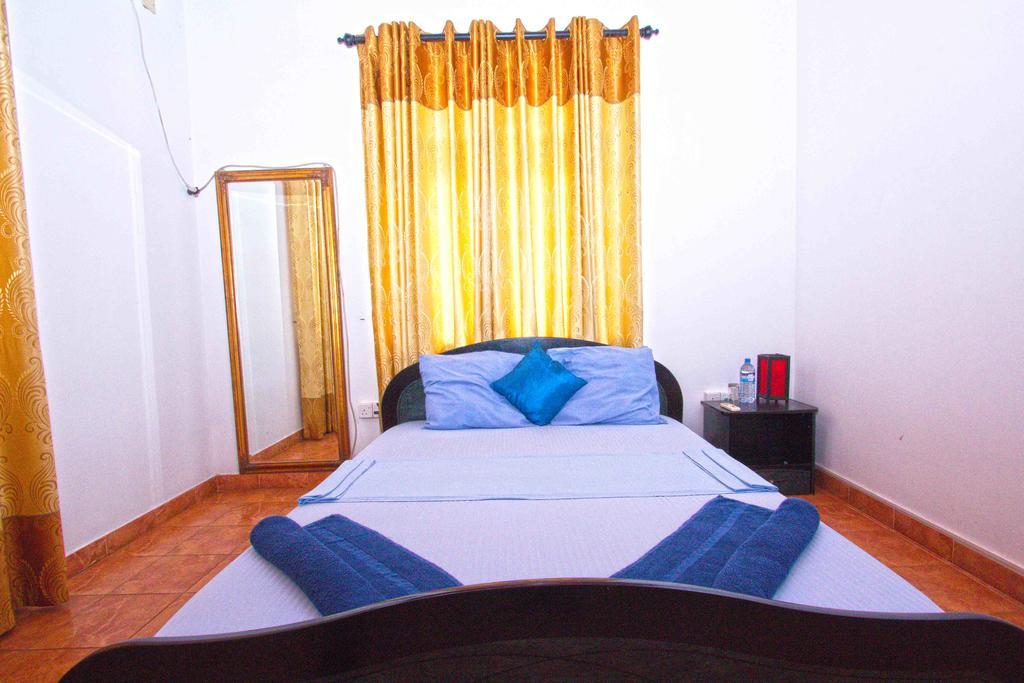 The Blue Beach Guesthouse نيجومبو المظهر الخارجي الصورة