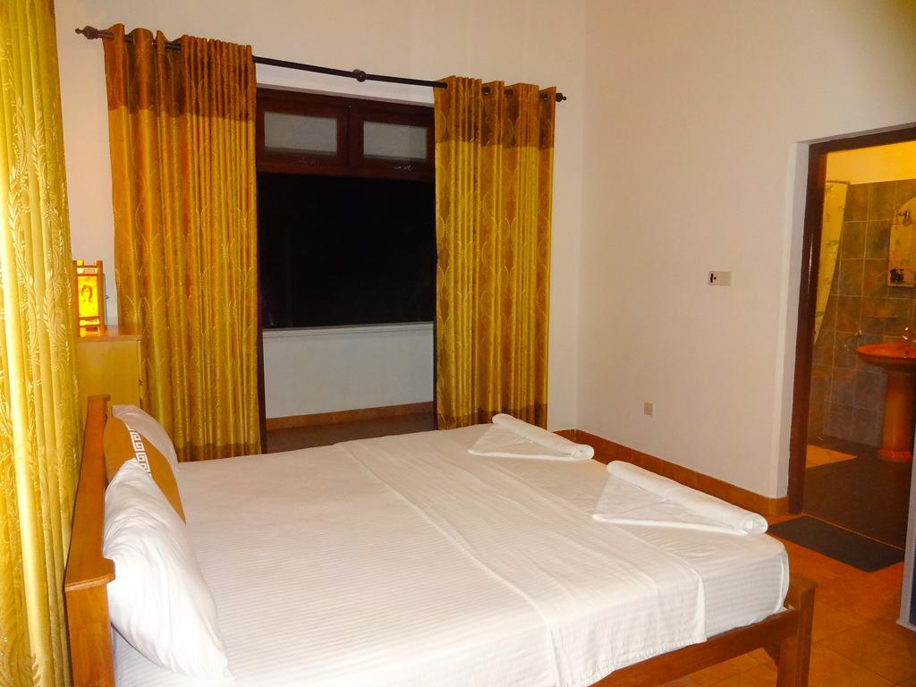 The Blue Beach Guesthouse نيجومبو المظهر الخارجي الصورة