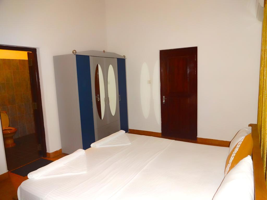 The Blue Beach Guesthouse نيجومبو المظهر الخارجي الصورة