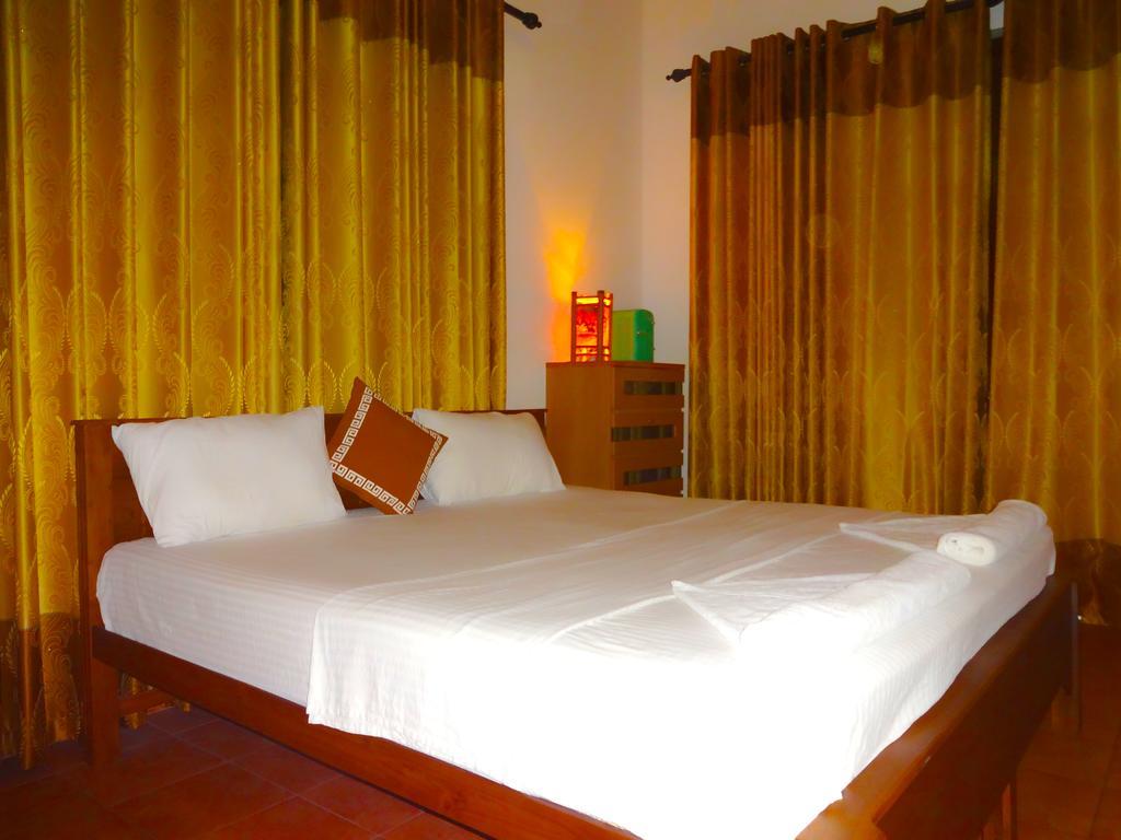The Blue Beach Guesthouse نيجومبو المظهر الخارجي الصورة
