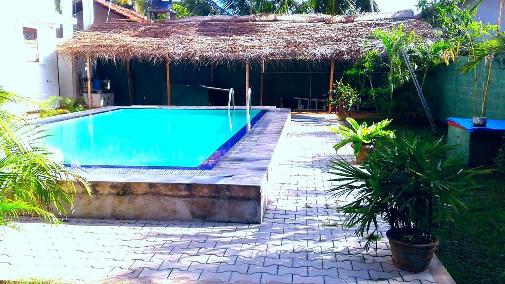 The Blue Beach Guesthouse نيجومبو المظهر الخارجي الصورة