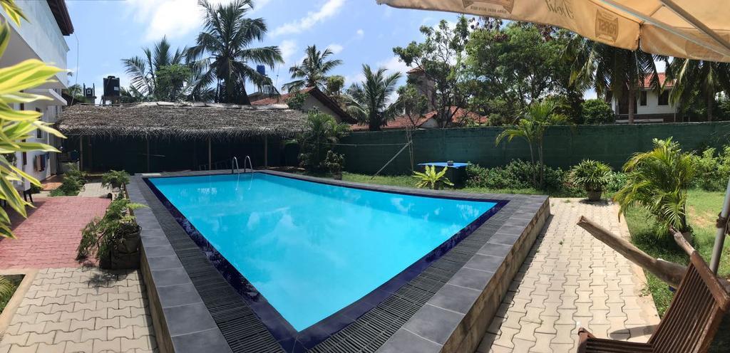 The Blue Beach Guesthouse نيجومبو المظهر الخارجي الصورة