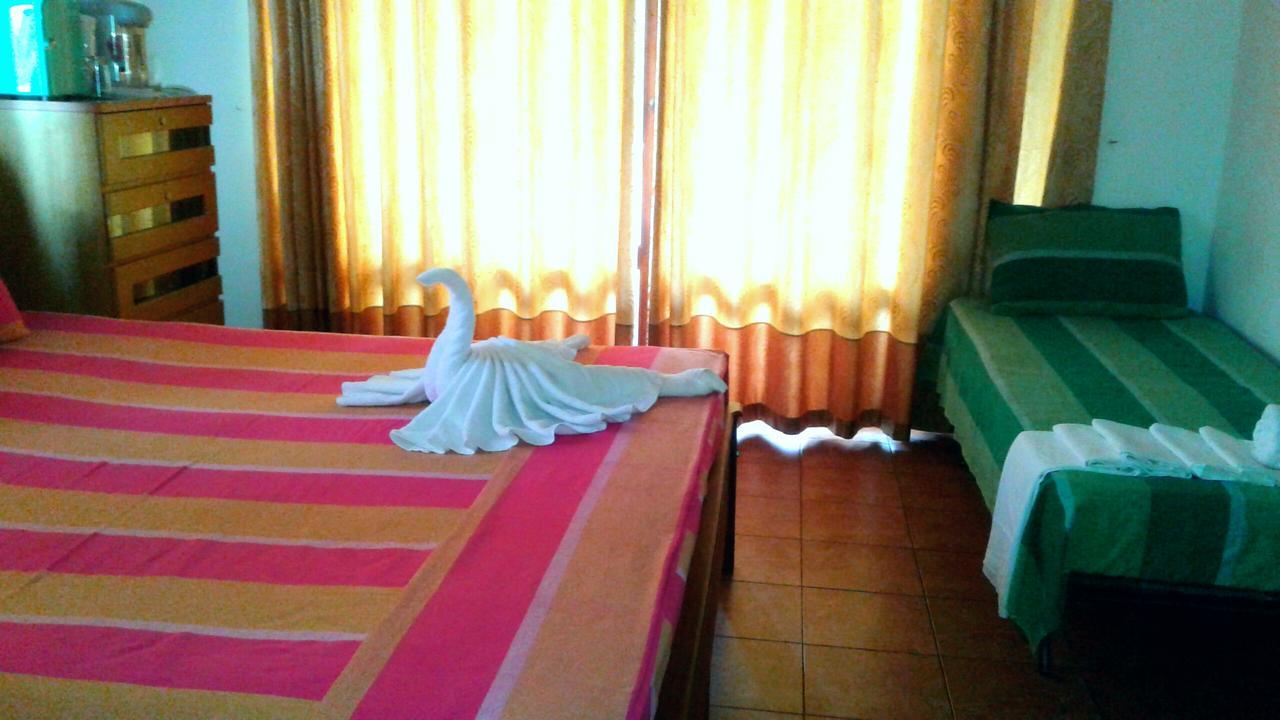 The Blue Beach Guesthouse نيجومبو المظهر الخارجي الصورة